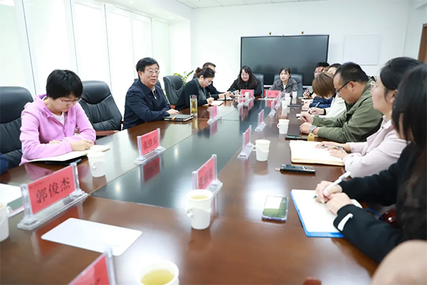 党委书记冯印涛主持召开青年教师代表座谈会