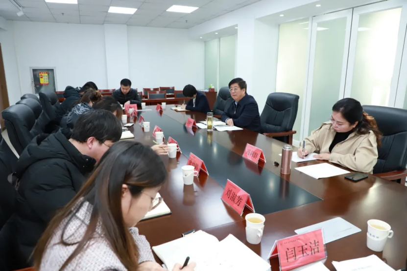 党委书记冯印涛与校内挂职干部进行座谈