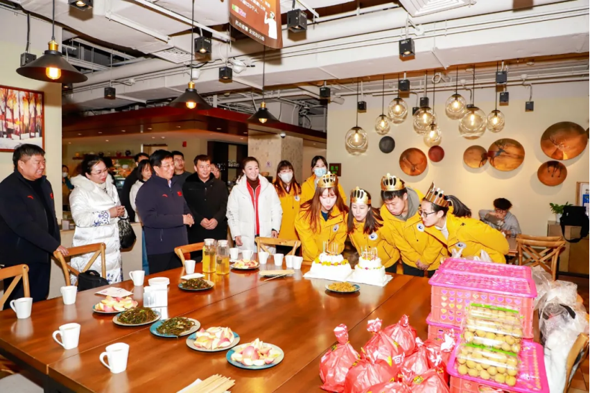 党委书记冯印涛看望慰问万象城官网冬奥志愿者