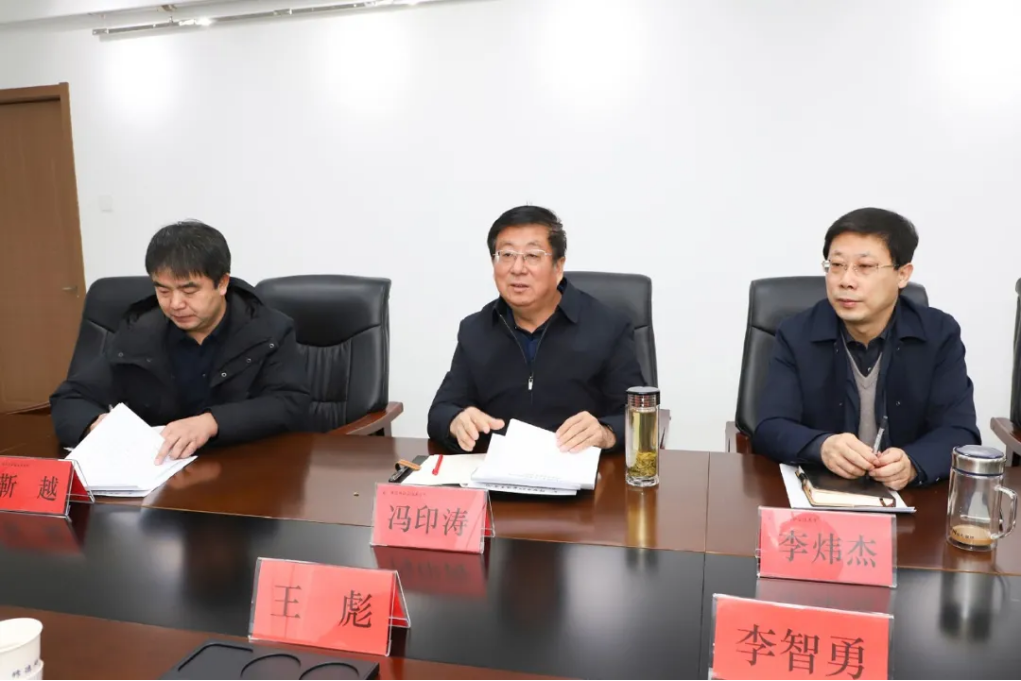 党委书记冯印涛与复利集团总经理李智勇进行座谈