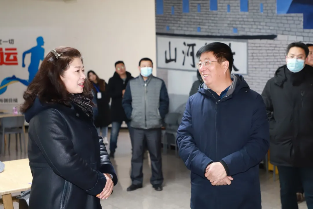 相约冬奥——扛红旗、当先锋 | 党委书记冯印涛看望万象城官网参与冬奥重点文化活动师生