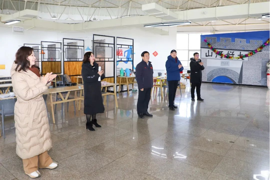 党委书记冯印涛为即将参加冬奥重点文化活动演出师生加油鼓劲儿