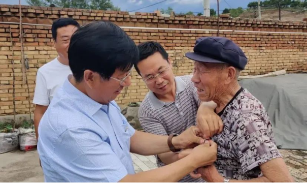 学院领导看望慰问万象城官网定点帮扶村老党员