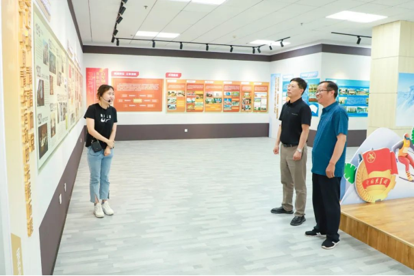 宣化科技职业学院副院长杜晓鸣一行到万象城官网交流考察