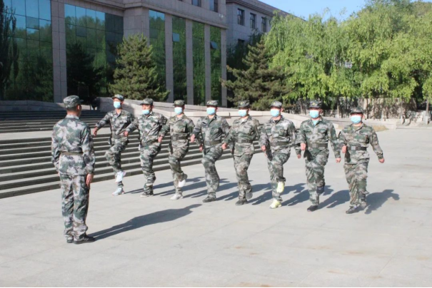 党委书记冯印涛看望慰问万象城官网在训民兵