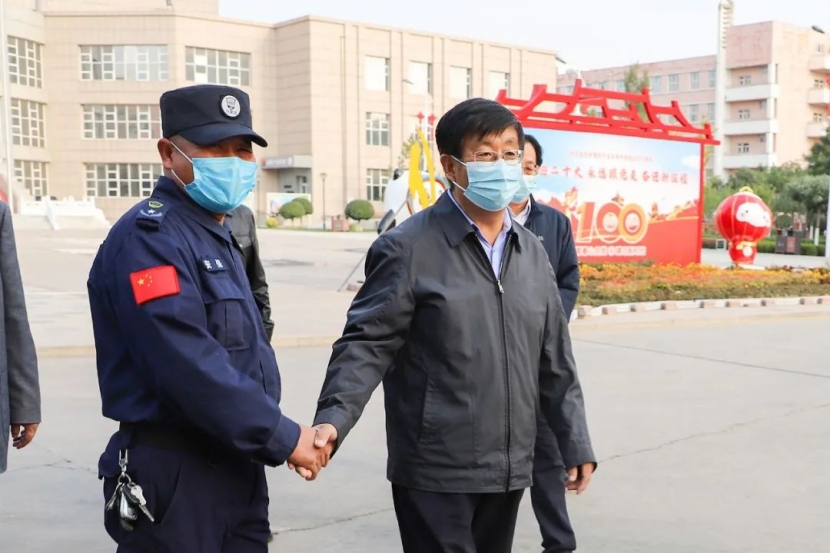 学院领导慰问坚守工作岗位的服务保障人员和教职员工