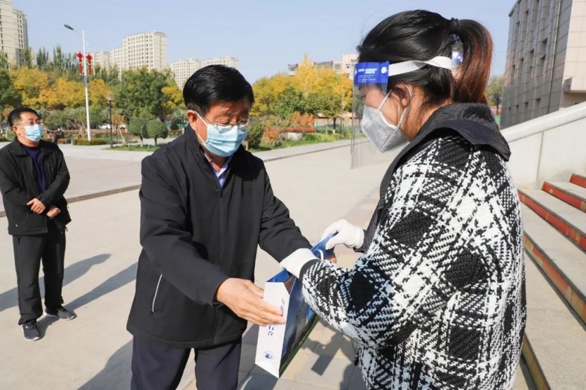 党委书记冯印涛慰问校园核酸检测医护工作者