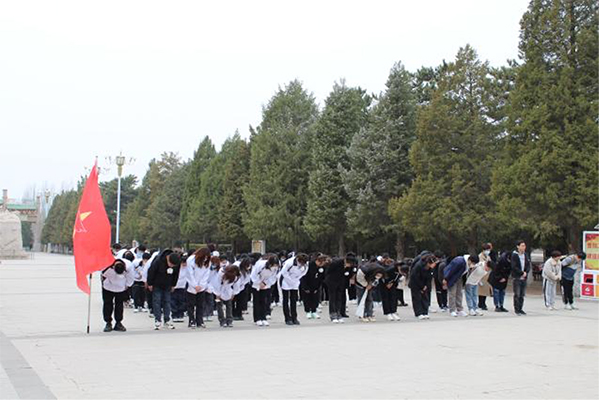 万象城官网青年师生清明祭奠英烈