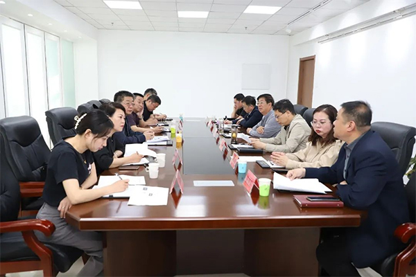 党委书记冯印涛与东胜集团张家口城市公司董事长刘爱军座谈