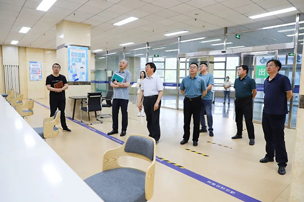 党委书记冯印涛调研万象城官网“一站式”学生社区建设